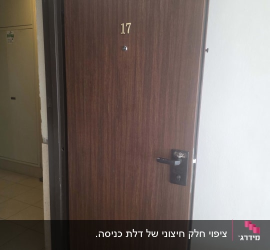 דלת עץ עם מספר 17 וידית שחורה